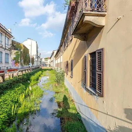 Tiny House On Water Surrounded By Greenery * מילאנו