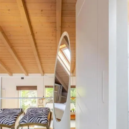 Tiny House On Water Surrounded By Greenery מילאנו