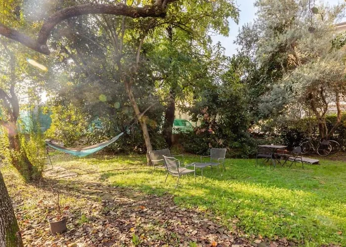 Tiny House On Water Surrounded By Greenery Apartment *