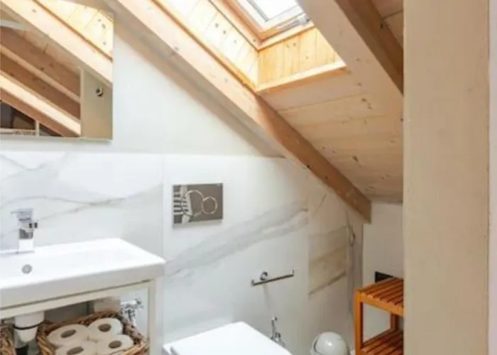 Tiny House On Water Surrounded By Greenery * Milan