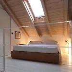 Tiny House On Water Surrounded By Greenery Διαμέρισμα Μιλάνο