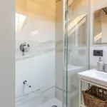 Διαμέρισμα Tiny House On Water Surrounded By Greenery