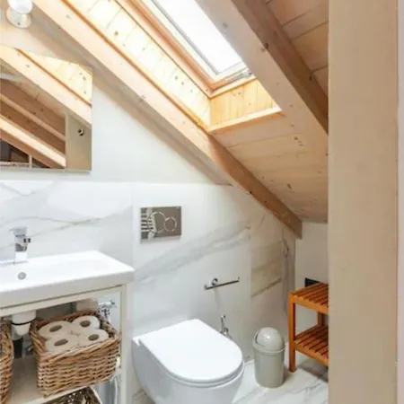 Tiny House On Water Surrounded By Greenery * 米兰