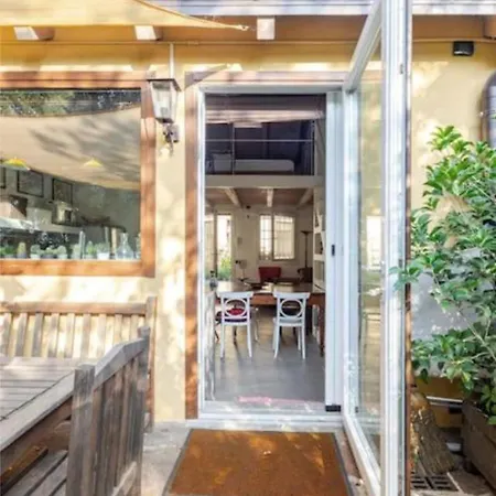 Tiny House On Water Surrounded By Greenery Διαμέρισμα Μιλάνο